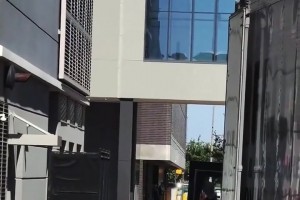 “湖人雷霆G2～大批球迷早早等候在酒店外是为了见詹姆斯一面”