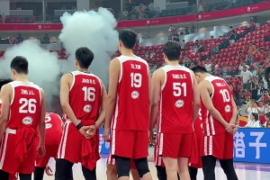 心系儿子~杨瀚森的父母今天也来到现场观战中国男篮！